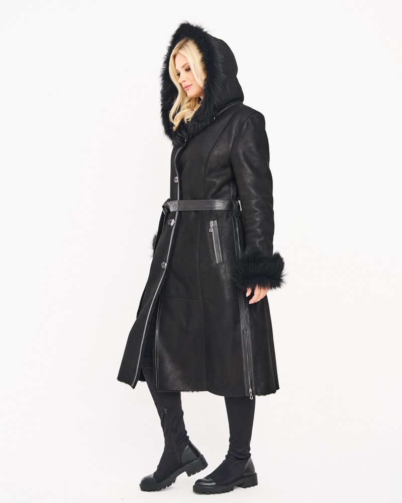 Czarny kożuch damski z kapturem, futrzanymi detalami i paskiem w talii, idealny na zimowe dni