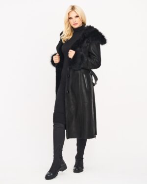 Czarny kożuch damski z futrzanym kołnierzem, długim krojem i zapięciem na guziki