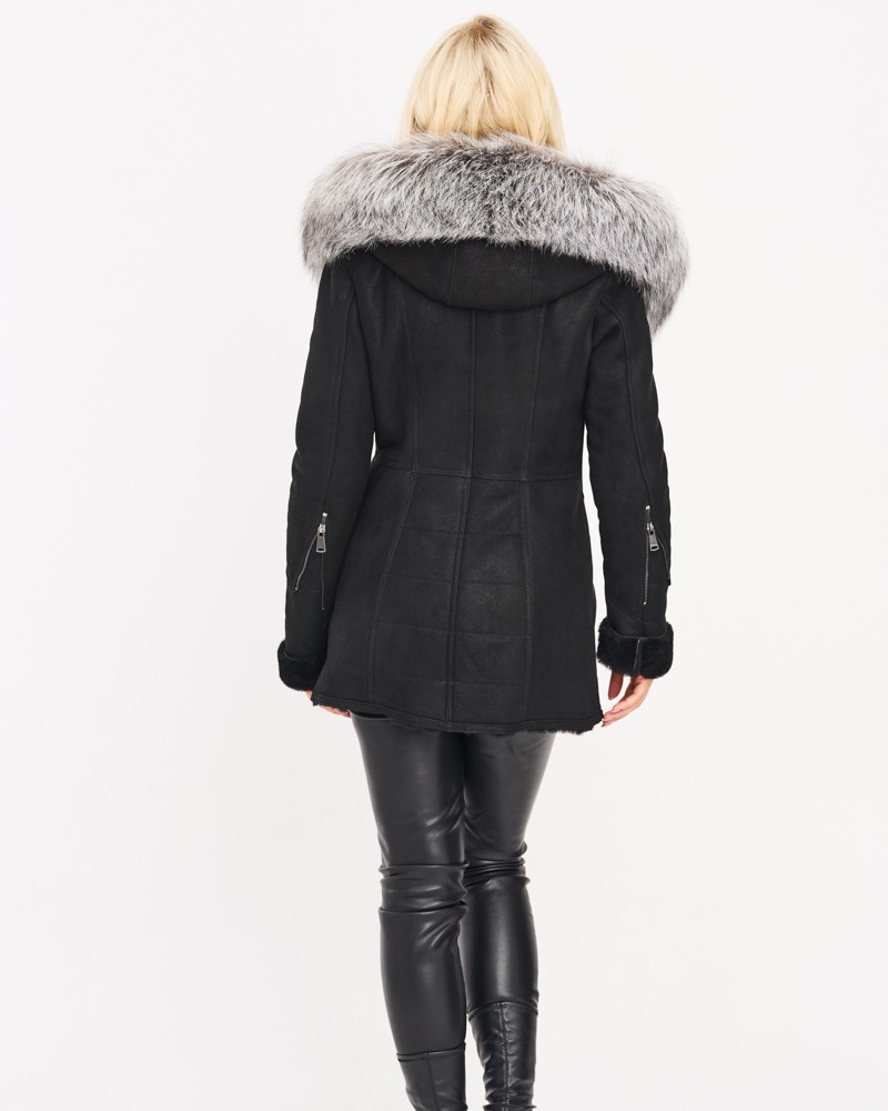 Czarny kożuch damski z futrzanym kapturem, dopasowany krój, eleganckie zapięcia na zamek