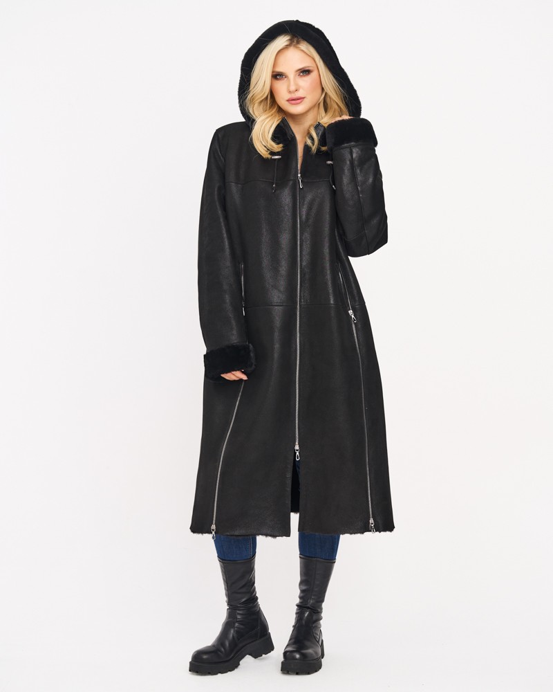 Czarny kożuch damski z kapturem, długimi rękawami i zamkiem błyskawicznym z futrzanym wykończeniem