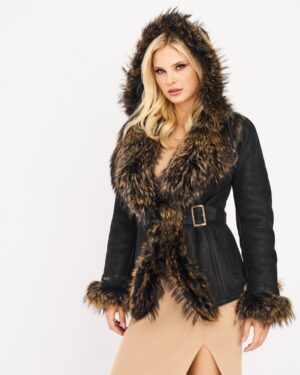 Kożuch damski w kolorze czarnym z futrzanym kapturem i pasem w talii, elegancki krój z ozdobnymi rękawami