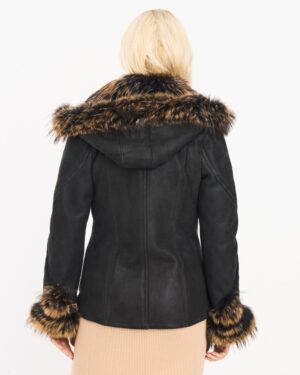 Czarny kożuch damski z futrzanym kołnierzem i mankietami, zapinany na zamek, z kapturem i dopasowanym krojem