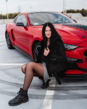 Czarny kożuch damski z szerokim kołnierzem, zapinany na zamek, idealny na zimowe dni