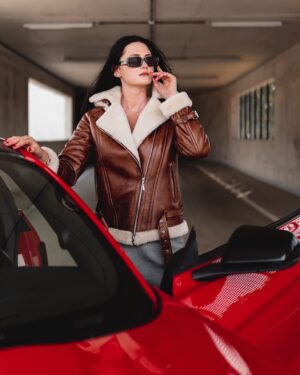 Kożuch damski w kolorze brązowym z futrzanym kołnierzem i paskiem, elegancka i stylowa