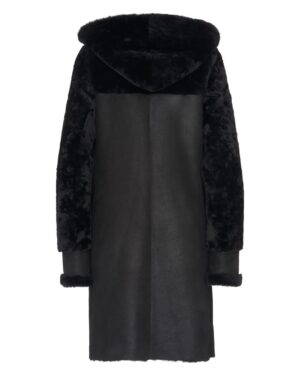 Czarny kożuch damski z kapturem, wykonany z miękkiego futra i gładkiej skóry, idealny na zimowe dni