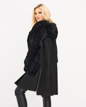 Czarny kożuch damski z kapturem, miękkim wykończeniem i asymetrycznym krojem, idealny na zimowe dni