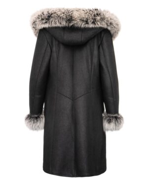 Czarny kożuch damski z kapturem i futrzanym wykończeniem przy rękawach i kołnierzu