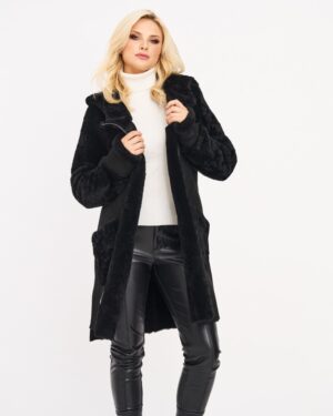 Czarny kożuch damski z kapturem, z miękkiego materiału, idealny na zimowe dni, z eleganckim wykończeniem