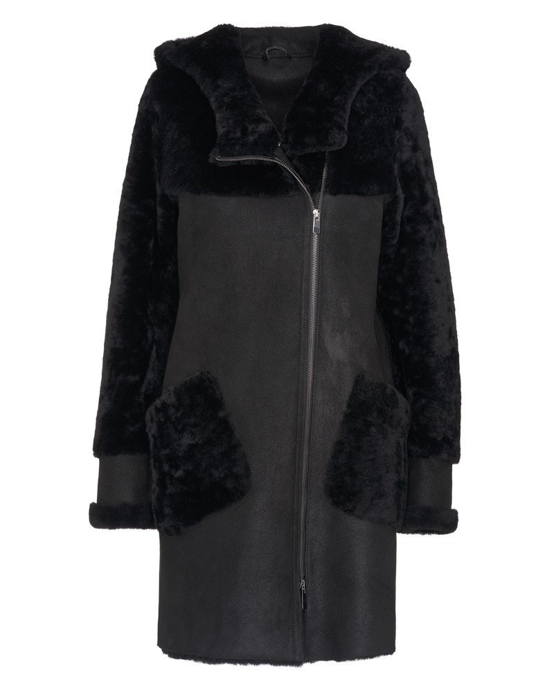 Czarny kożuch damski z kapturem, zapinany na zamek, z miękkim futrzanym wykończeniem i kieszeniami na froncie