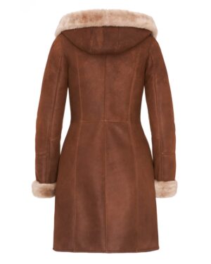 Kożuch damski w ciepłym brązowym kolorze z kapturem i futrzanym wykończeniem rękawów