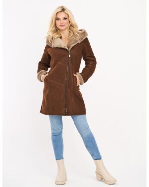 Kożuch damski w brązowym kolorze z futrzanym kapturem i rękawami, zapinany na zamek, z kieszeniami po bokach
