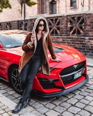 Kożuch damski w brązowym kolorze z kapturem i futrzanym wykończeniem, idealny na zimowe dni