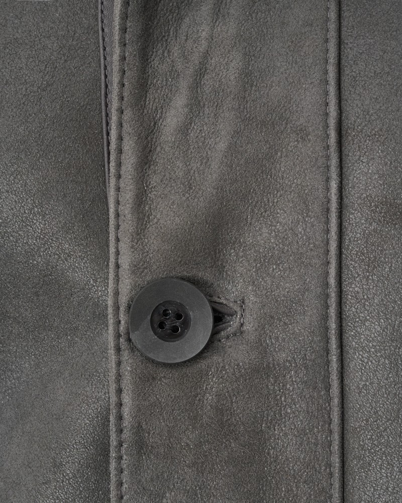 szary kożuch męski z klasycznym kołnierzem i guzikiem w detalu