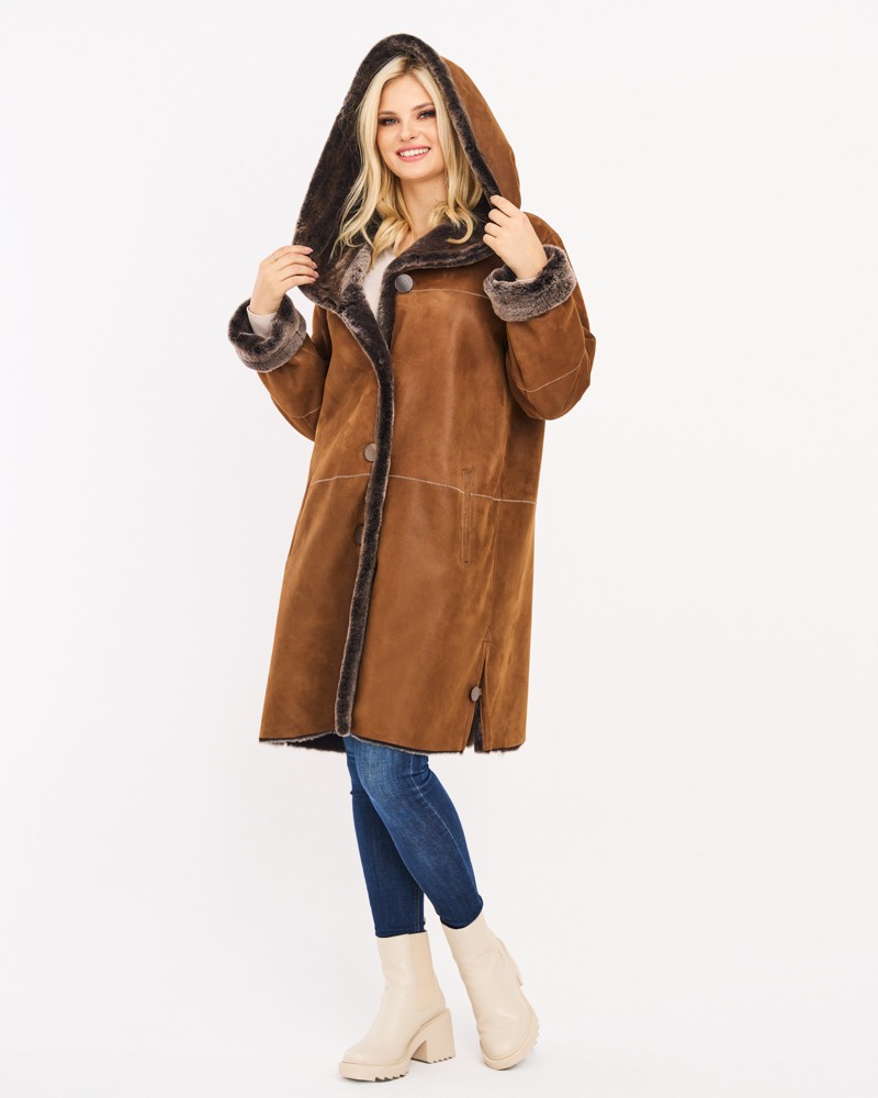Kożuch damski w kolorze brązowym z kapturem i futrzanym wykończeniem, zapinany na guziki