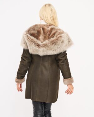 kożuch damski w kolorze oliwkowym z futrzanym kołnierzem i mankietami
