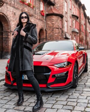 Kożuch damski w odcieniu szarości z futrzanym kołnierzem, zapinany na guziki, idealny na zimowe dni