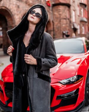 Kożuch damski w kolorze szarym z kapturem i futrzanym wykończeniem, idealny na zimowe dni