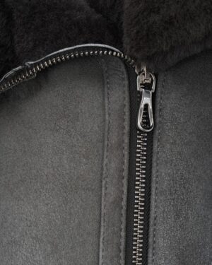 Kożuch damski w odcieniu szarości z miękkim kołnierzem i metalowym zamkiem błyskawicznym