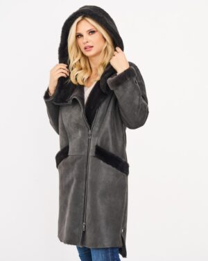 Kożuch damski w kolorze szarym z kapturem, z dodatkiem czarnego futra na kołnierzu i kieszeniach