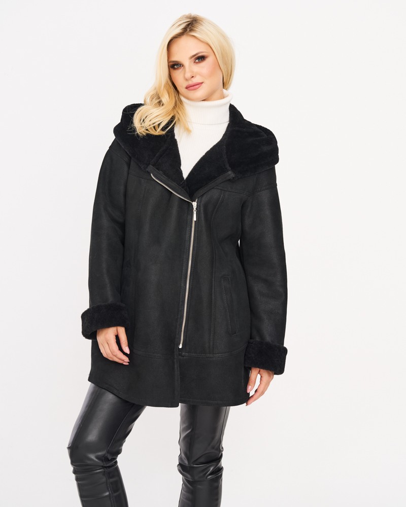 Czarny kożuch damski z dużym kołnierzem, zamkiem i ciepłymi mankietami, idealny na zimowe dni