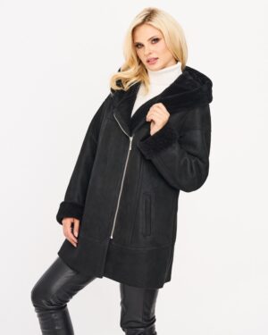 Czarny kożuch damski z kapturem, zapinany na zamek, z miękkim futrzanym wykończeniem przy kołnierzu i rękawach