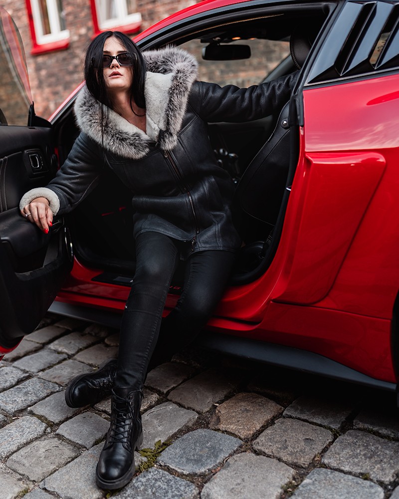 Kożuch damski z futrzanym kołnierzem, zapinana na zamek, idealna na zimowe dni