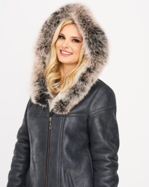 Kożuch damski w kolorze ciemnoszarym z futrzanym kapturem i zapięciem na zamek