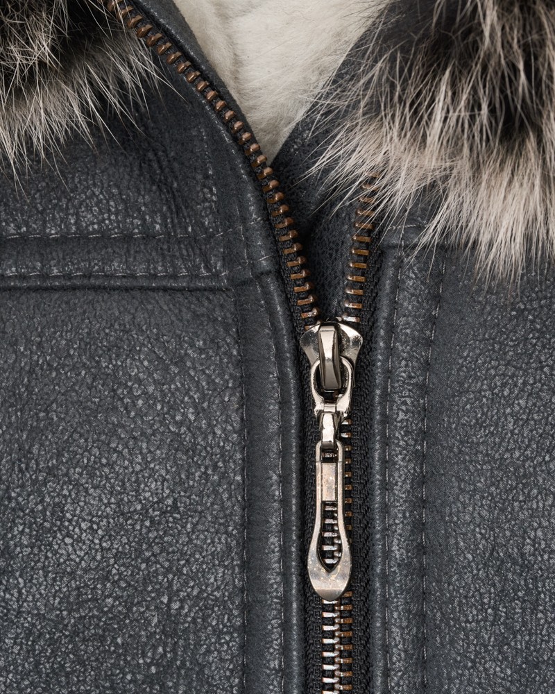 Ciepły kożuch damski w kolorze czarnym z futrzanym kołnierzem i metalowym zamkiem błyskawicznym