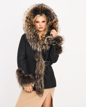 Kożuch damski z dużym futrzanym kapturem, czarny, z paskiem w talii i futrzanymi mankietami