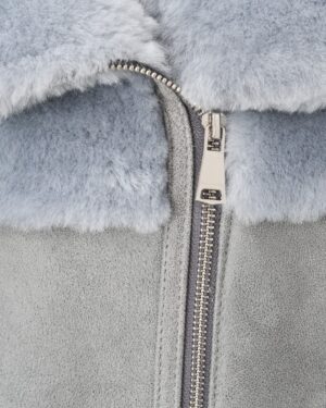 kożuch damski w jasnoszarym kolorze z miękkim futerkiem przy kołnierzu i zamkiem błyskawicznym