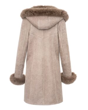 Kożuch damski w jasnym odcieniu, z kapturem i futrzanym wykończeniem przy rękawach