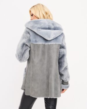 Kożuch damski w szarym kolorze z kapturem, zapinany na zamek, z miękkim futrem na rękawach