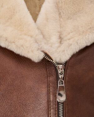 Kożuch damski w brązowym kolorze z futrzanym kołnierzem i metalowym zamkiem błyskawicznym