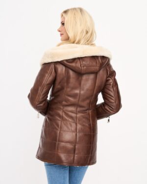 Kożuch damski z kapturem i futrzanym kołnierzem, dopasowany krój z przeszyciami