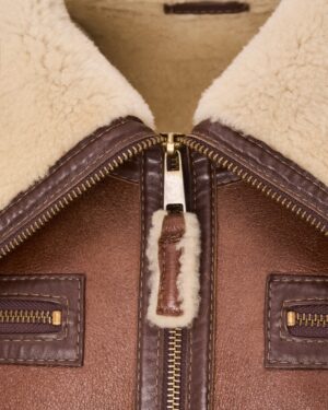 Kożuch damski w kolorze brązowym z futrzanym kołnierzem i złotym zamkiem błyskawicznym