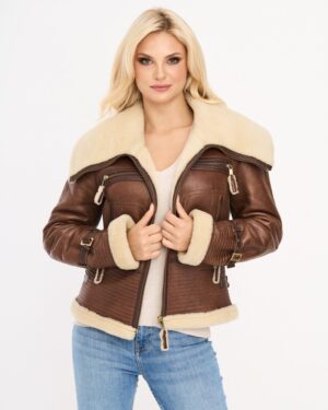 Kożuch damski w brązowym kolorze z kołnierzem z futra i ozdobnymi guzikami