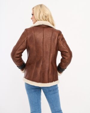 brązowy kożuch damski z futrzanym kołnierzem i ozdobnymi przeszyciami