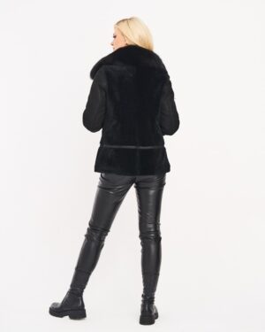 Czarny kożuch damski z futrzanym kołnierzem, lekko dopasowany krój, idealny na zimowe dni