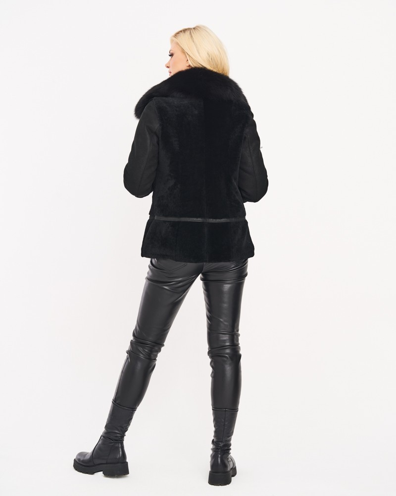 Czarny kożuch damski z futrzanym kołnierzem, lekko dopasowany krój, idealny na zimowe dni