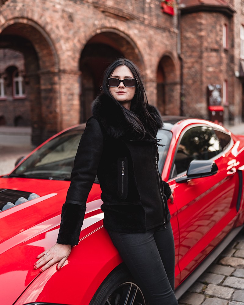 czarny kożuch damski z futrzanym kołnierzem i zamkiem, idealny na zimowe dni