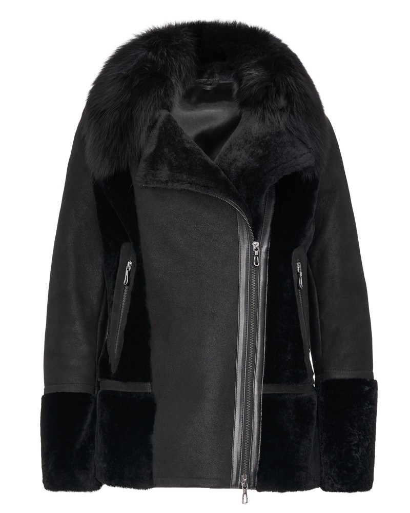 Czarny kożuch damski z futrzanym kołnierzem, zapinany na zamek, z kieszeniami po bokach