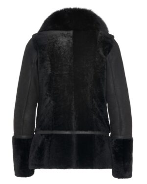 Czarny kożuch damski z futrzanym kołnierzem i szerokimi rękawami, idealny na zimowe dni