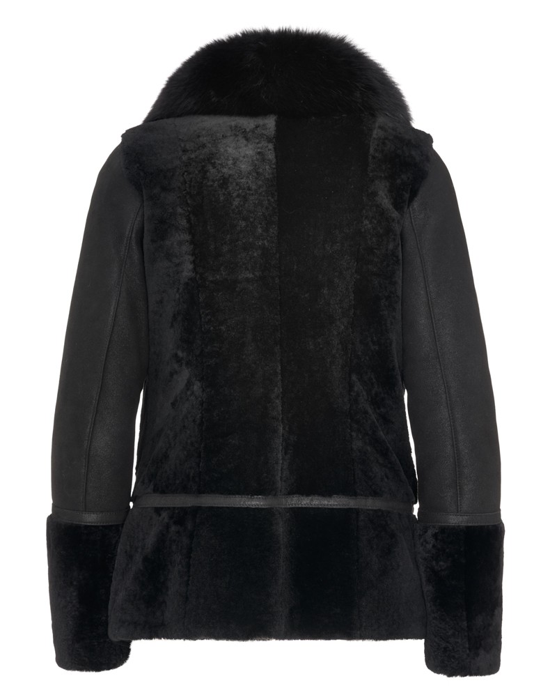 Czarny kożuch damski z futrzanym kołnierzem i szerokimi rękawami, idealny na zimowe dni