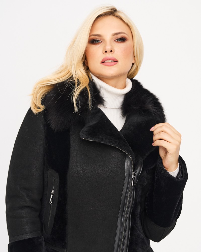 Kożuch damski w czarnym kolorze z futrzanym kołnierzem i zamkiem błyskawicznym z przodu