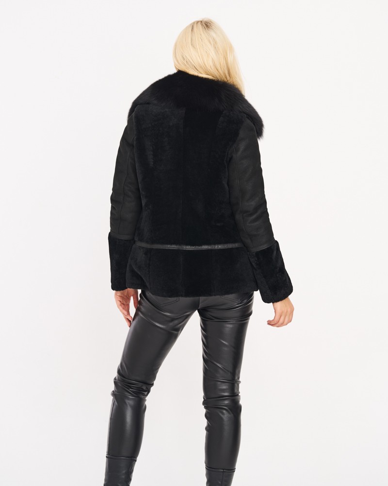 Czarny kożuch damski z futrzanym kołnierzem, klasyczny krój, idealny na zimowe dni