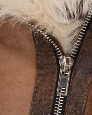 Kożuch damski w brązowym kolorze z futrzanym kołnierzem i metalowym zamkiem błyskawicznym