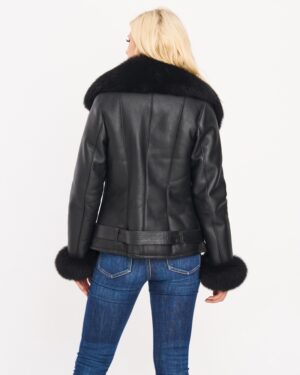 Kożuch damski w kolorze czarnym z futrzanym kołnierzem i mankietami, dopasowany krój z paskiem w talii