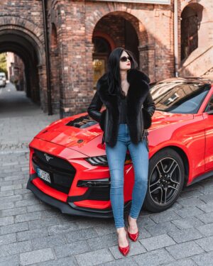 czarny kożuch damski z futrzanym kołnierzem, idealny na zimowe stylizacje