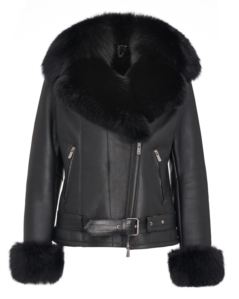 Kożuch damski z szerokim futrzanym kołnierzem i mankietami, zapinana na zamek z paskiem w talii