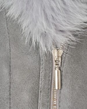 Szary kożuch damski z futrzanym kołnierzem i metalowym zamkiem błyskawicznym